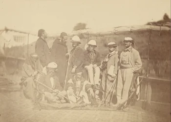 Gruppenporträt von westlichen Männern auf einem Boot (wahrscheinlich einschließlich Henri Pereire, M. Surell und Arthur ...)